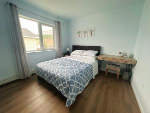 a bedroom with a bed and a desk and a window at 轻松客栈 in Fairbanks