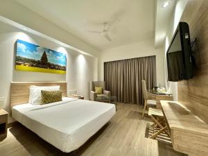Postel nebo postele na pokoji v ubytování Lemon Tree Hotel Chennai + 37 fotografií