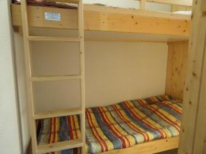 Giường tầng trong phòng chung tại Résidence Rouelles - Appartement 2 pièces 6 personnes à Arc 1600 en centre station et proche des pistes MAE-9221