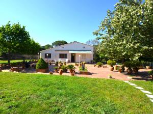 a garden with a building with a lot of plants at Can Torrent 10 Km Lloret De Mar in Vidreres