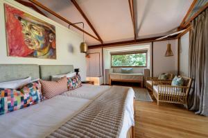 马卡卡塔纳湾山林小屋客房内的一张或多张床位