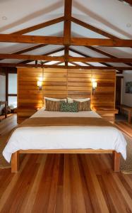 马卡卡塔纳湾山林小屋客房内的一张或多张床位