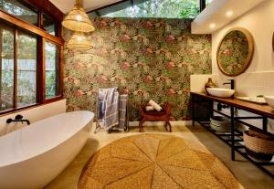 马卡卡塔纳湾山林小屋的一间浴室