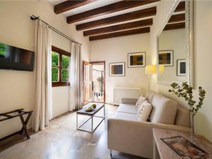 een woonkamer met een bank en een tafel bij Hotel & Restaurant Jardi d'Artà in Artá