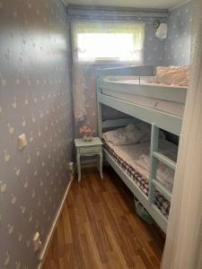 En eller flere senge i et værelse på Idyllisk stuga- Isaberg, fri elbilsladdning