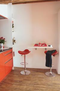 uma cozinha com um banco vermelho e um balcão em Haus Rosa em Zermatt mais 13 fotografias