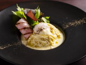 Makanan di atau berdekatan hotel