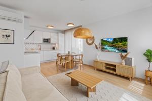 Cucina o angolo cottura di Boho Apt w Jacuzzi, Grill & Garden