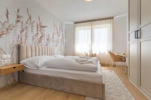 Postel nebo postele na pokoji v ubytování Boho Apt w Jacuzzi, Grill & Garden