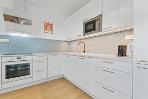 Cucina o angolo cottura di Boho Apt w Jacuzzi, Grill & Garden