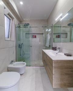 Koupelna v ubytování Epirus Hotel + 37 fotografií