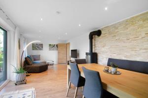 une cuisine et un salon avec une table et des chaises dans l'établissement Fewo Fuchs, à Salem