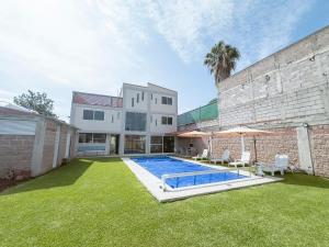a swimming pool in the yard of a house at Comfortable Retreat in Cocoyoc Pool & BBQ in Cocoyoc
