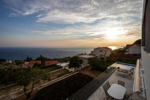 ペトロヴァック・ナ・モルにあるVilla Mareの家のバルコニーから海の景色を望めます。