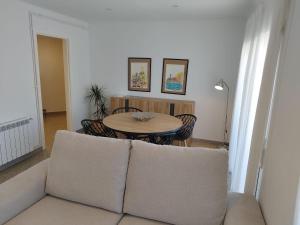 a living room with a couch and a table at Apartament IXA-2 in Manresa