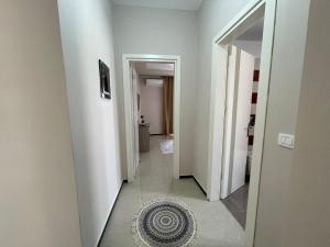 een hal met een spiegel en een tapijt op de vloer bij Seaside Apartmens Sarande in Sarandë +59 foto's