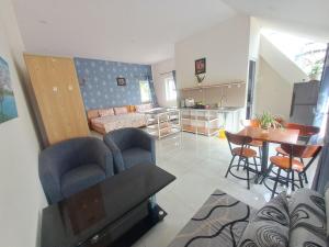 Posezení v ubytování MrLee Dalat House