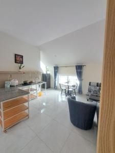Kuchyň nebo kuchyňský kout v ubytování MrLee Dalat House