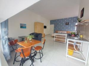 Kuchyň nebo kuchyňský kout v ubytování MrLee Dalat House