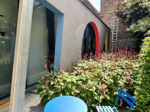 Um jardim no exterior de B&B Contrast