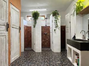 Η κουζίνα ή μικρή κουζίνα στο Karma Hostel