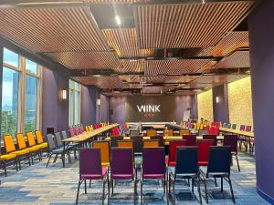A área empresarial e/ ou a sala de conferências de Wink Icon Hotel Danang Riverside - Luxury Suites - 24hrs Stay & Rooftop Pool Bar