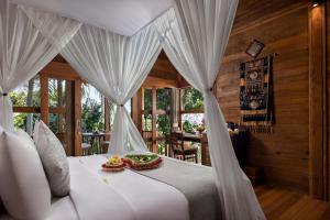 Posezení v ubytování Berlima Wooden Lodge by Pramana Villas