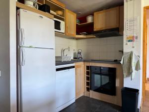 Kuchyňa alebo kuchynka v ubytovaní Haut Belle Plagne, vue montagnes, au pied des pistes, proche de l'ESF & espace piscine inclus