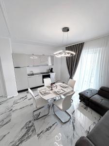 a white living room with a table and a couch at Luxuriöse Wohnung in Herzens von Sanremo in Sanremo