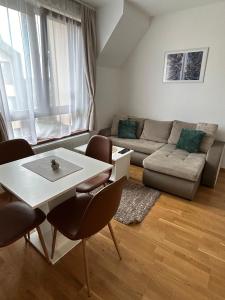 Zona d'estar a Divčinova Apartman 008