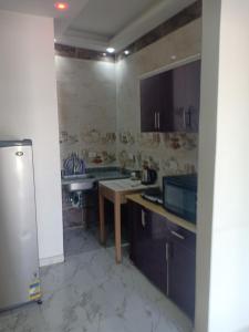 Η κουζίνα ή μικρή κουζίνα στο A two-room chalet in the village of Lale Land, Mirage Bay, Ecopark