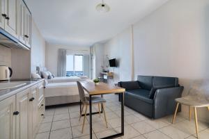 una cucina e un soggiorno con letto e tavolo di Sunset Triple 1 a Ayios Nikitas