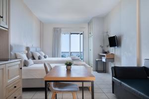 un soggiorno con un divano e un tavolo di Sunset Triple 1 a Ayios Nikitas