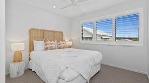 Un dormitorio blanco con una cama y una ventana. en Sea Spray by Kingscliff Accommodation, en Kingscliff 12 fotos más