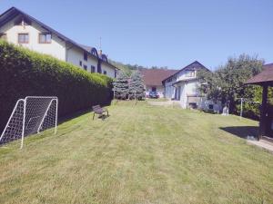 ein Hof mit einer Bank und einem Fußballtor in der Unterkunft Forest View Cottage in Voroneţ + 16 Fotos