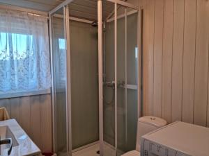 a bathroom with a shower and a toilet at Flott feriehus Søgne in Kristiansand +17 photos