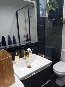 Koupelna v ubytování Noclegi KAWALERKA Superior Gdańsk centrum blisko pkp + 14 fotografií