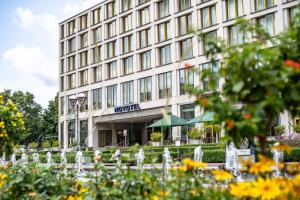 un edificio con un sacco di fiori davanti di Novotel Karlsruhe City a Karlsruhe