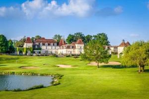 duży dom na polu golfowym ze stawem w obiekcie La Grange de Cablanc w mieście Monestier
