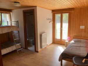 una camera con letto a castello e un bagno di Hôtel du Gd-St-Bernard a Liddes