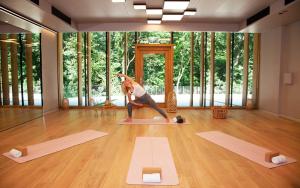 uma mulher a fazer uma pose de yoga numa sala com tapetes de yoga em Hotel Arima & Spa - Small Luxury Hotels em San Sebastián mais 37 fotografias