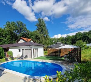 a swimming pool in a yard with a house at Vikendica Konstantin Slatina-Banja Luka in Laktaši