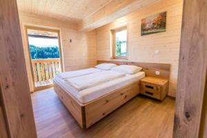 Postel nebo postele na pokoji v ubytování Apartmaji na kozolcu - Smogavc