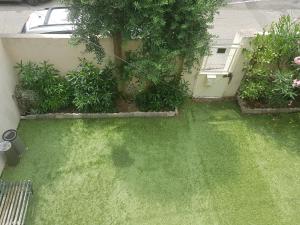 Una vista aérea de un patio con césped verde. en Apprt'Nadia, en Aviñón 3 fotos más