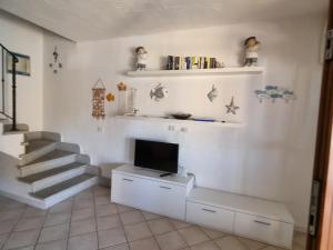 TV a/nebo společenská místnost v ubytování VILLA TRAMONTI SUL MARE