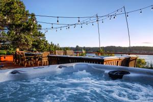 jacuzzi na pokładzie domu w obiekcie Riverfront! Family Friendly, Hot Tub, Fire Pit, EV w mieście Florence