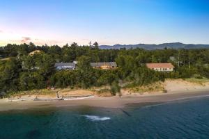 z powietrza widok na wyspę w oceanie w obiekcie Riverfront! Family Friendly, Hot Tub, Fire Pit, EV w mieście Florence