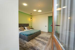 Kumayri Suite Balcony View客房内的一张或多张床位