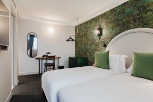 ein Hotelzimmer mit einem Bett und einem Spiegel in der Unterkunft Hotel Prince Albert Opéra in Paris + 83 Fotos