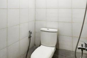 Ванная комната в Arsya Homestay Mitra RedDoorz